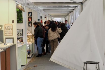 Mercado de artesanía en la acera de Recoletos