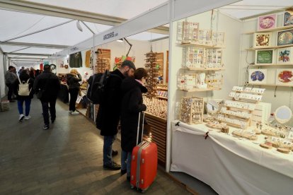 Mercado de artesanía en la acera de Recoletos