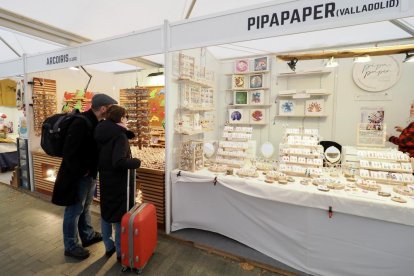 Mercado de artesanía en la acera de Recoletos