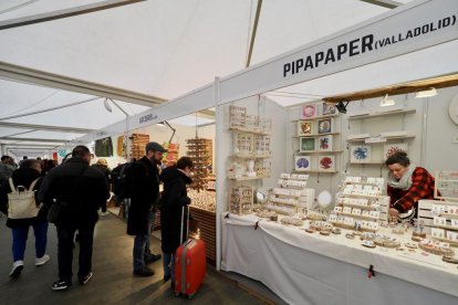 Mercado de artesanía en la acera de Recoletos