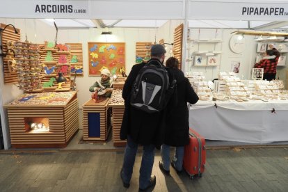 Mercado de artesanía en la acera de Recoletos