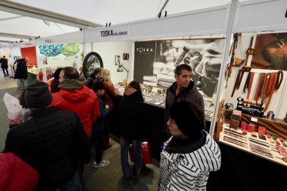 Mercado de artesanía en la acera de Recoletos