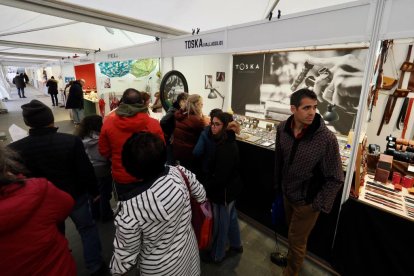 Mercado de artesanía en la acera de Recoletos