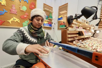 Mercado de artesanía en la acera de Recoletos