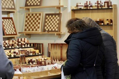 Mercado de artesanía en la acera de Recoletos