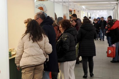 Mercado de artesanía en la acera de Recoletos