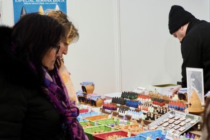 Mercado de artesanía en la acera de Recoletos