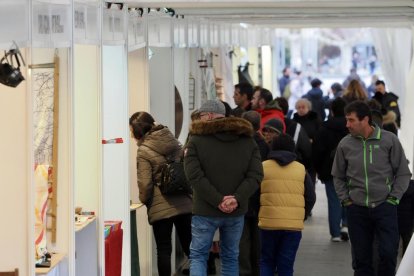 Mercado de artesanía en la acera de Recoletos