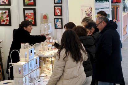 Mercado de artesanía en la acera de Recoletos