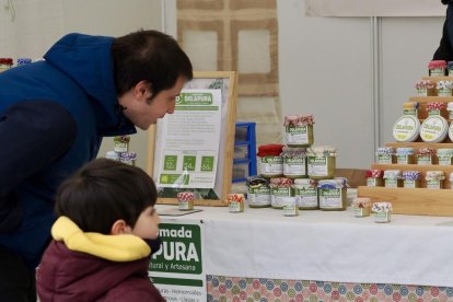 Mercado de artesanía en la acera de Recoletos
