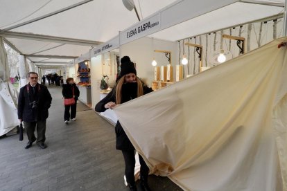 Mercado de artesanía en la acera de Recoletos