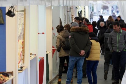 Mercado de artesanía en la acera de Recoletos