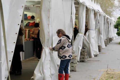 Mercado de artesanía en la acera de Recoletos