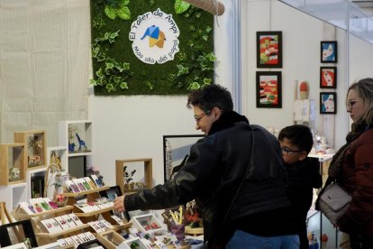 Mercado de artesanía en la acera de Recoletos