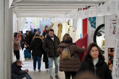 Mercado de artesanía en la acera de Recoletos