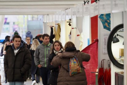 Mercado de artesanía en la acera de Recoletos
