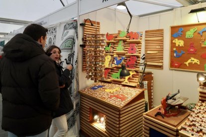 Mercado de artesanía en la acera de Recoletos
