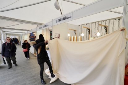 Mercado de artesanía en la acera de Recoletos