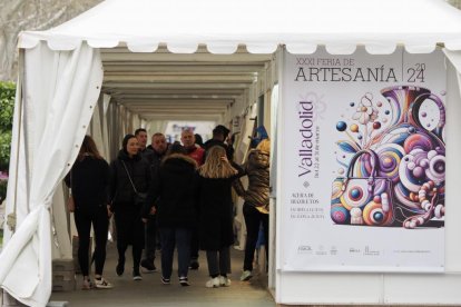 Mercado de artesanía en la acera de Recoletos