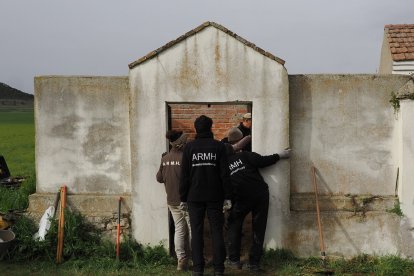Excavación de una fosa para encontrar los restos Pedro de la Calle, el pastor socialista fusilado por unos falangistas