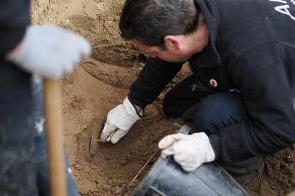 Excavación de una fosa para encontrar los restos Pedro de la Calle, el pastor socialista fusilado por unos falangistas
