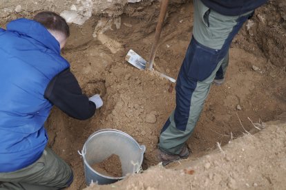 Excavación de una fosa para encontrar los restos Pedro de la Calle, el pastor socialista fusilado por unos falangistas