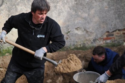Excavación de una fosa para encontrar los restos Pedro de la Calle, el pastor socialista fusilado por unos falangistas