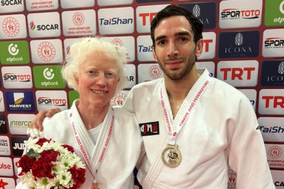 Ibáñez y Arce con sus medallas.