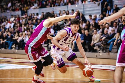 El canterano Juan García-Abril intenta superar a un rival del Lleida.