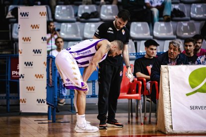 Mike Torres tras caer lesionado en un tobillo en Lleida.