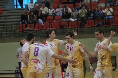 El equipo del UVa VCV en su despedida de la Superliga 2 de voleibol.