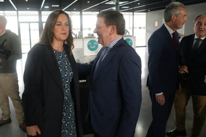 González Gago saluda a Adriana Ulibarri, editora de El Mundo Diario de Castilla y León.