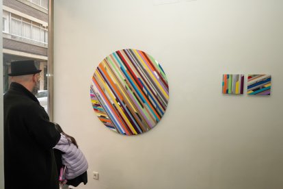 Un hombre contempla algunas de las obras de Del Bosque en la Galería Javier Silva