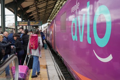 Salida del primer tren AVLO desde la estación de Campo Grande.