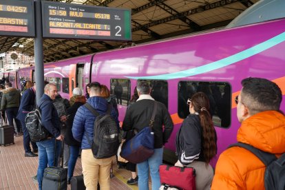 Salida del primer tren AVLO desde la estación de Campo Grande.