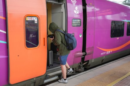 Salida del primer tren AVLO desde la estación de Campo Grande.