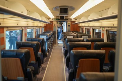 Salida del primer tren AVLO desde la estación de Campo Grande.