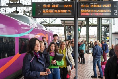 Salida del primer tren AVLO desde la estación de Campo Grande.