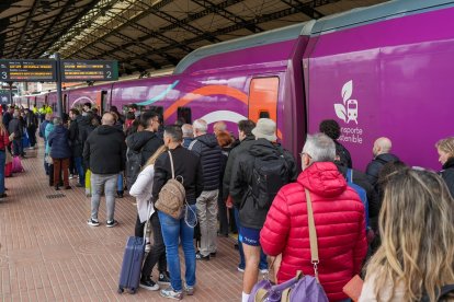 Salida del primer tren AVLO desde la estación de Campo Grande.