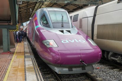Salida del primer tren AVLO desde la estación de Campo Grande.