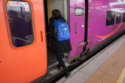 Salida del primer tren AVLO desde la estación de Campo Grande.