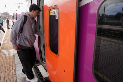 Salida del primer tren AVLO desde la estación de Campo Grande.