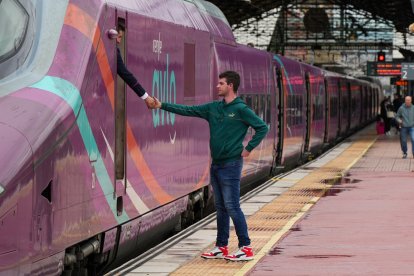 Salida del primer tren AVLO desde la estación de Campo Grande.