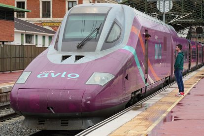 Salida del primer tren AVLO desde la estación de Campo Grande.