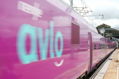 Salida del primer tren AVLO desde la estación de Campo Grande.