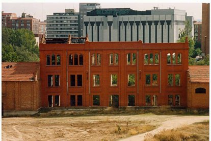 x - MAQUINARIA EN EL EXTERIOR DE UN EDIFICIO DE LA ANTIGUA FÁBRICA DE EL PALERO EN ESTADO DE ABANDONO ANTES DE LAS OBRAS (TERRENOS OCUPADOS EN LA ACTUALIDAD POR EL COMPLEJO DEL MUSEO DE LA CIENCIA) 2