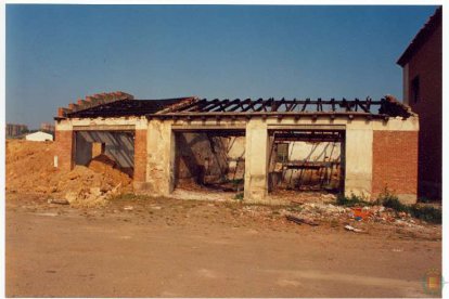 1994 - MAQUINARIA EN EL EXTERIOR DE UN EDIFICIO DE LA ANTIGUA FÁBRICA DE EL PALERO EN ESTADO DE ABANDONO ANTES DE LAS OBRAS (TERRENOS OCUPADOS EN LA ACTUALIDAD POR EL COMPLEJO DEL MUSEO DE LA CIENCIA).