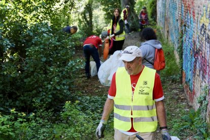 Voluntarios de 'Ama el Pisuerga' recogiendo basura en el callejón de la Alcoholera.