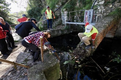 Voluntarios de 'Ama el Pisuerga' recogiendo basura en el callejón de la Alcoholera.