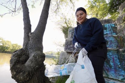Voluntarios de 'Ama el Pisuerga' recogiendo basura en el callejón de la Alcoholera.